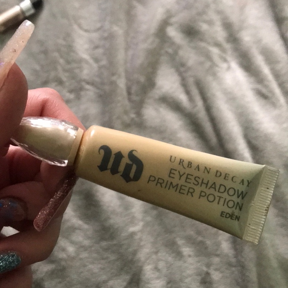 Eyeshadow primer